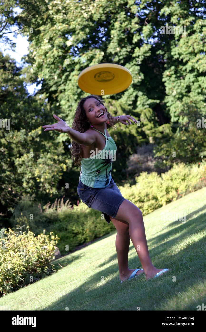 female throwing frisbee Stock Photo - Alamy