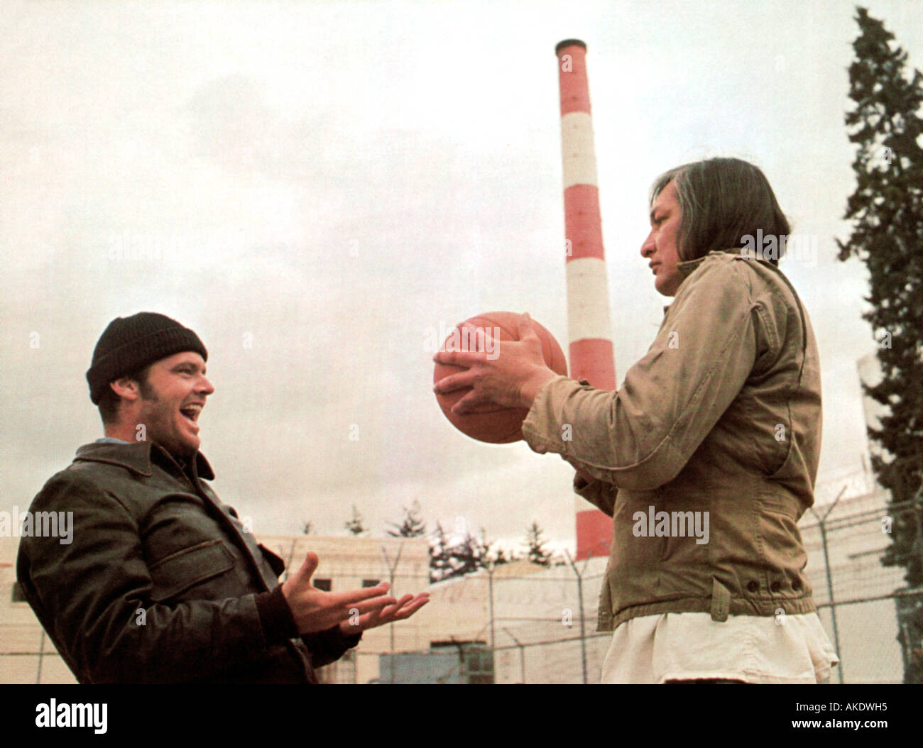 ONE FLEW OVER THE CUCKOO S NEST 1975 UA film with Jack Nicholson at left as McMurphy and Will Samson as Chief Bromden Stock Photo
