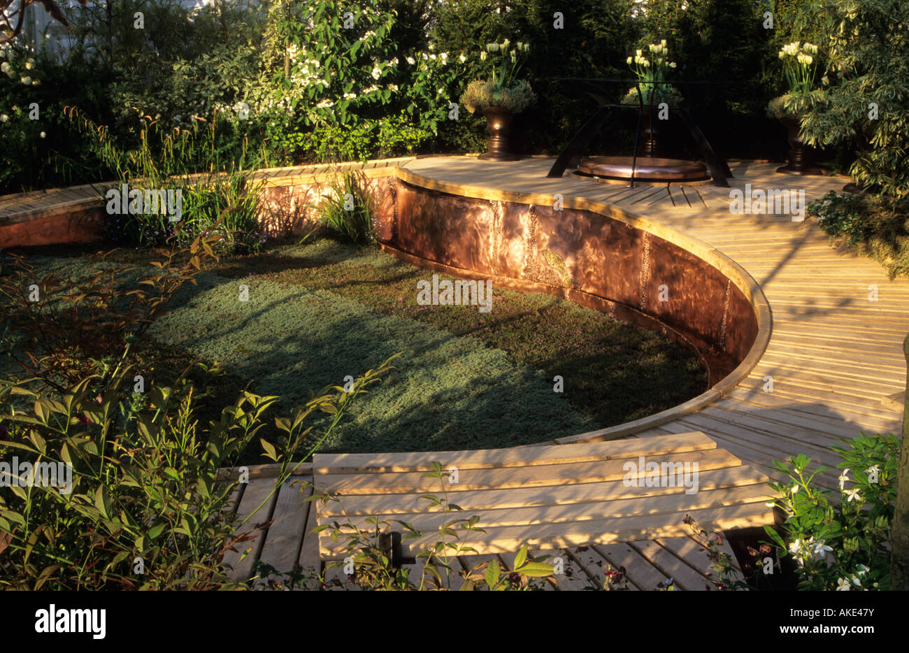 Chelsea FS 2000 design Richard Sneesby contemporary garden with thyme lawn raised patio with copper wall Stock Photo