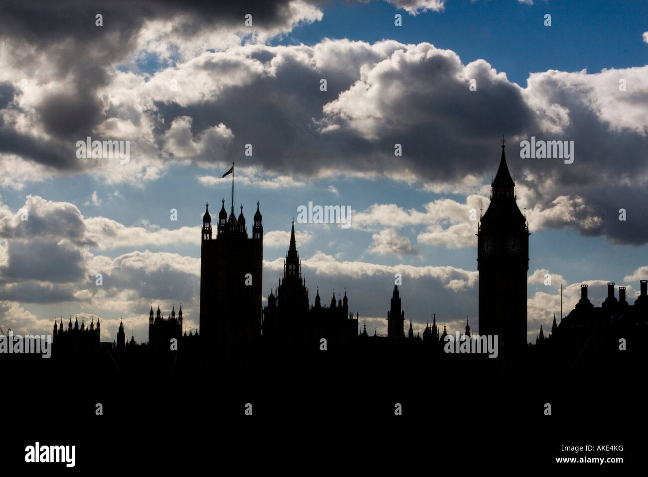 Houses of Parliament and Big Ben in silhouette against dark sky, London ...