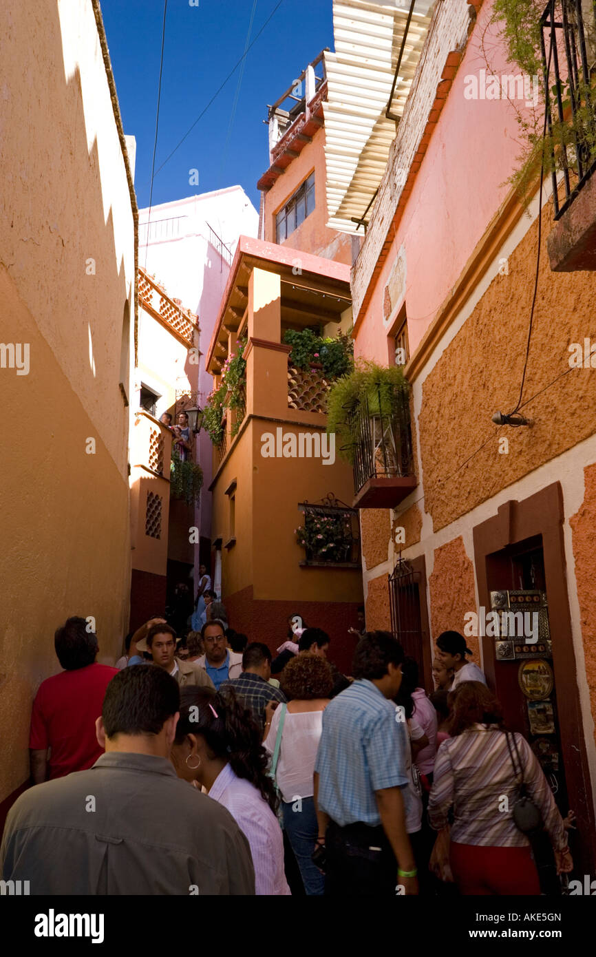 The "Alley of the kiss", in Guanajuato (Mexico). Le "Callejón del Beso" à  Guanajuato (Mexique Stock Photo - Alamy