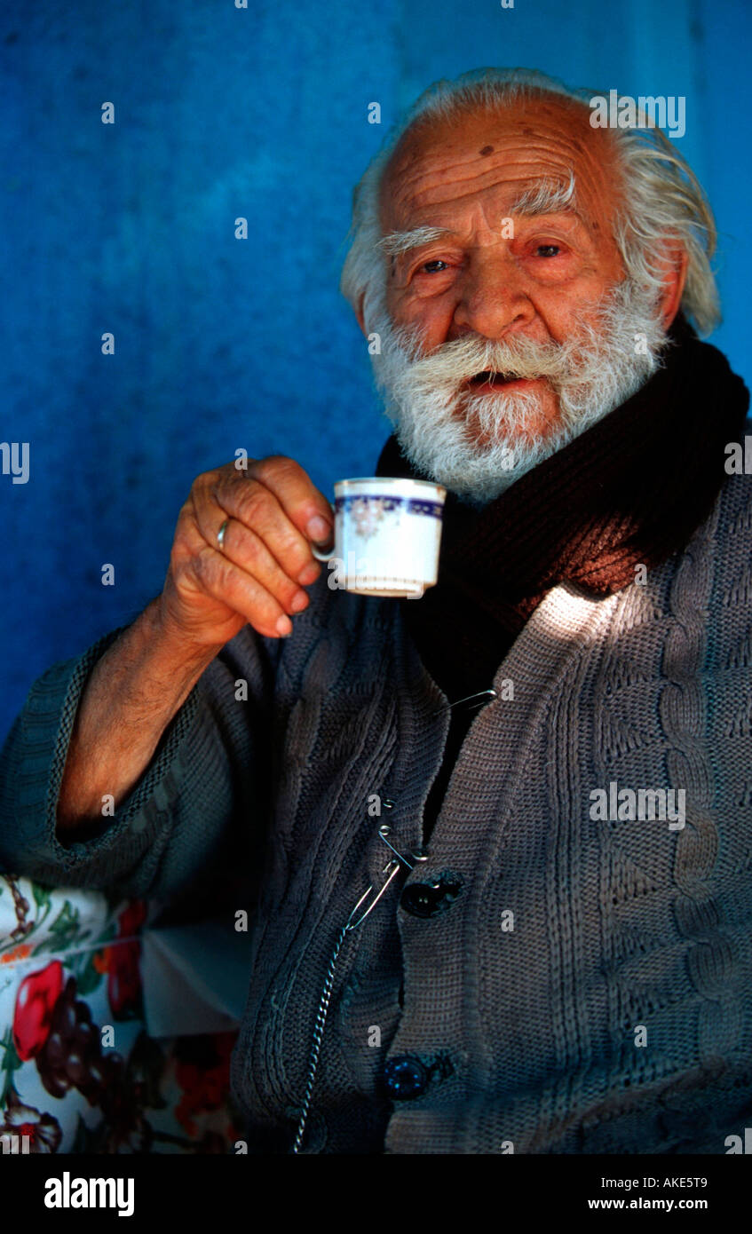Europa, Griechenland, Lesbos, Lambou Mili (Lambou Mylli), Kafenion, der Inhaber Panayotis Stock Photo