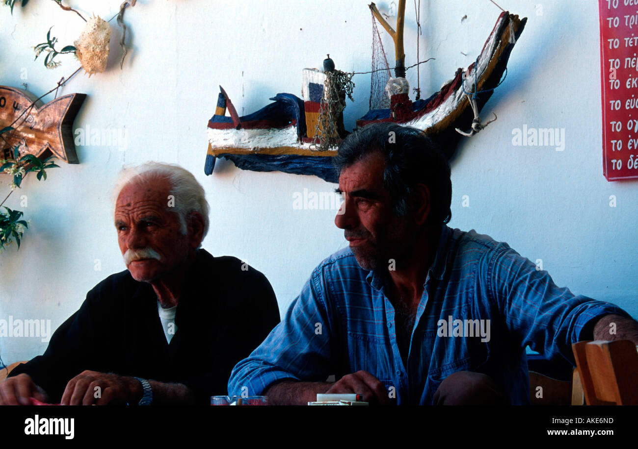 Europa, Griechenland, Lesbos,Skala Sykaminias, Männer in der Taverne Stock Photo