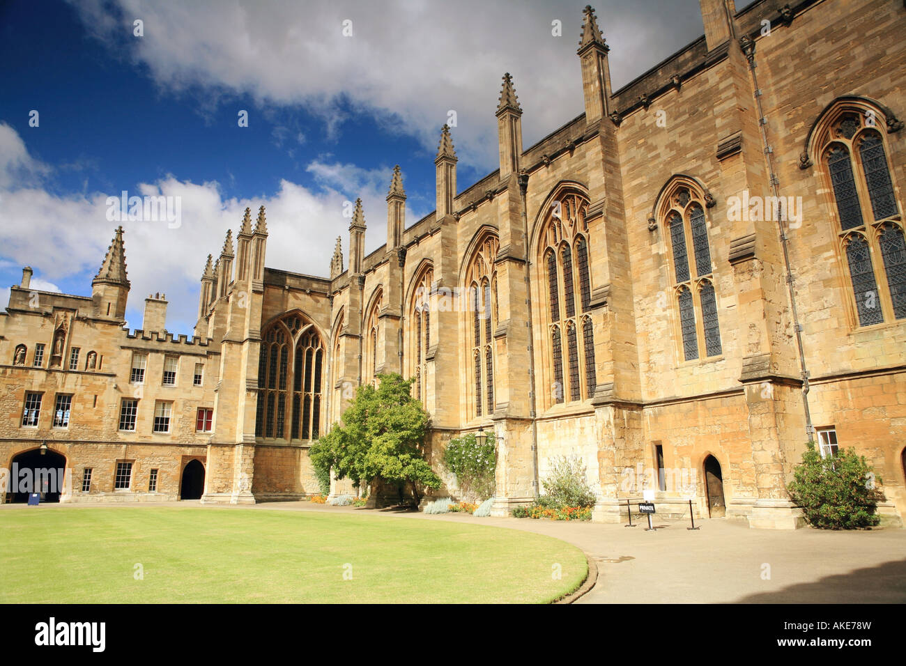 The Quad at New College Oxford with the college s chapel on the right Stock Photo