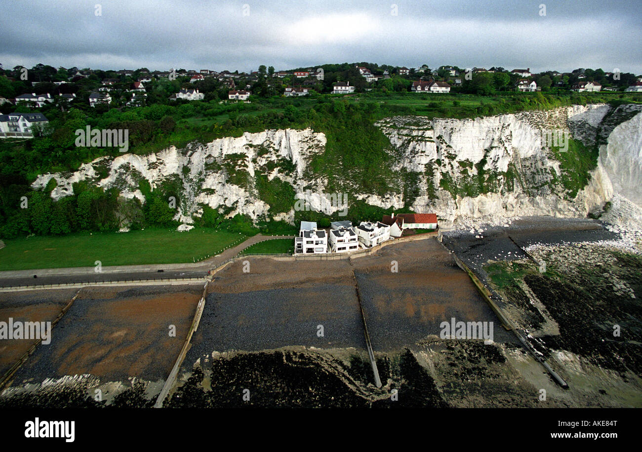 ST MARGARET S AT CLIFFE KENT THE WHITE HOUSE ONCE OWNED BY NOEL COWARD AND WHERE IAN FLEMING WROTE THE JAMES BOND STORY MOONRAKER  2007 Stock Photo