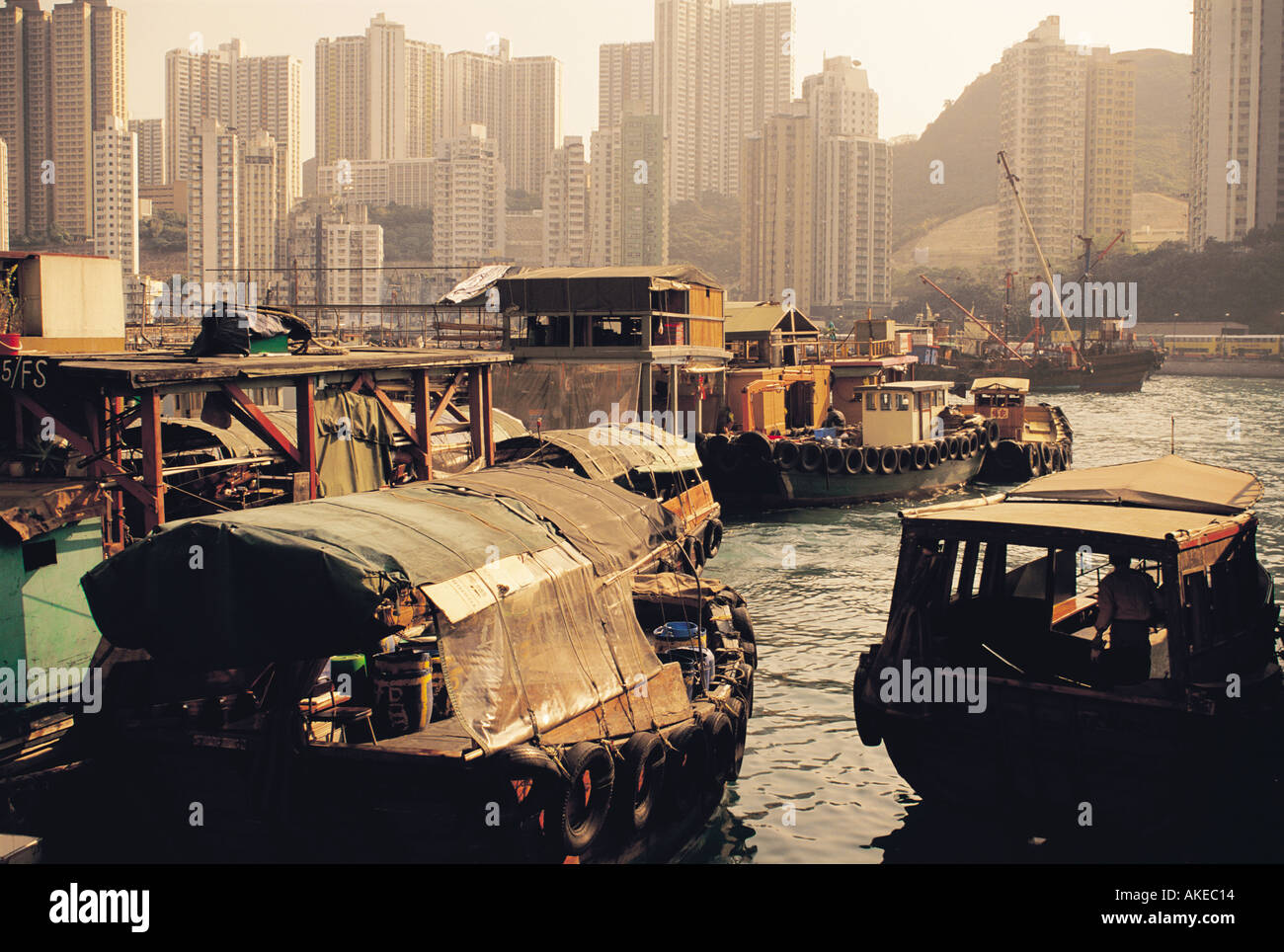 Junks and sampans hi-res stock photography and images - Alamy