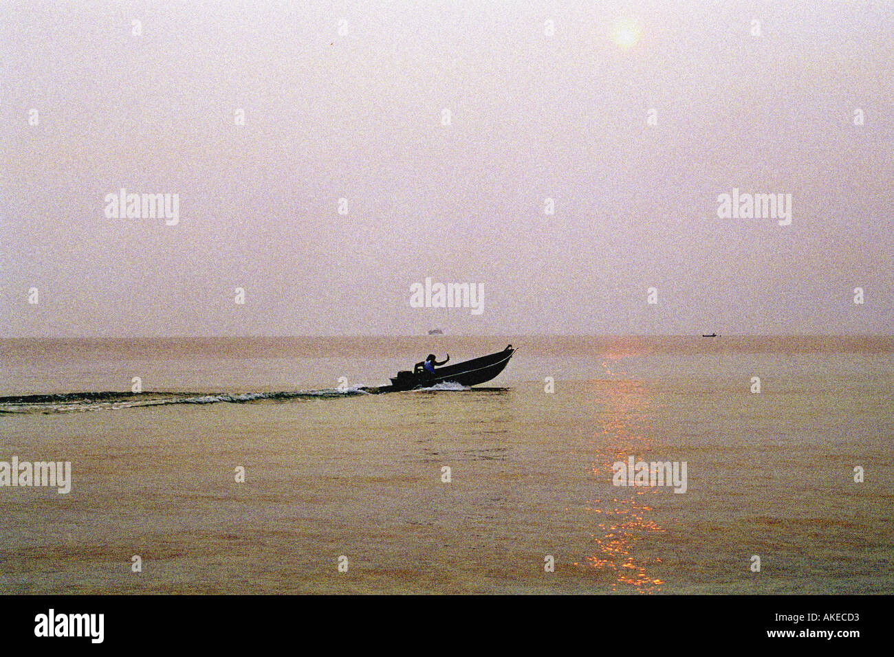 Muddy Water Speed Boat Stock Photo - Alamy