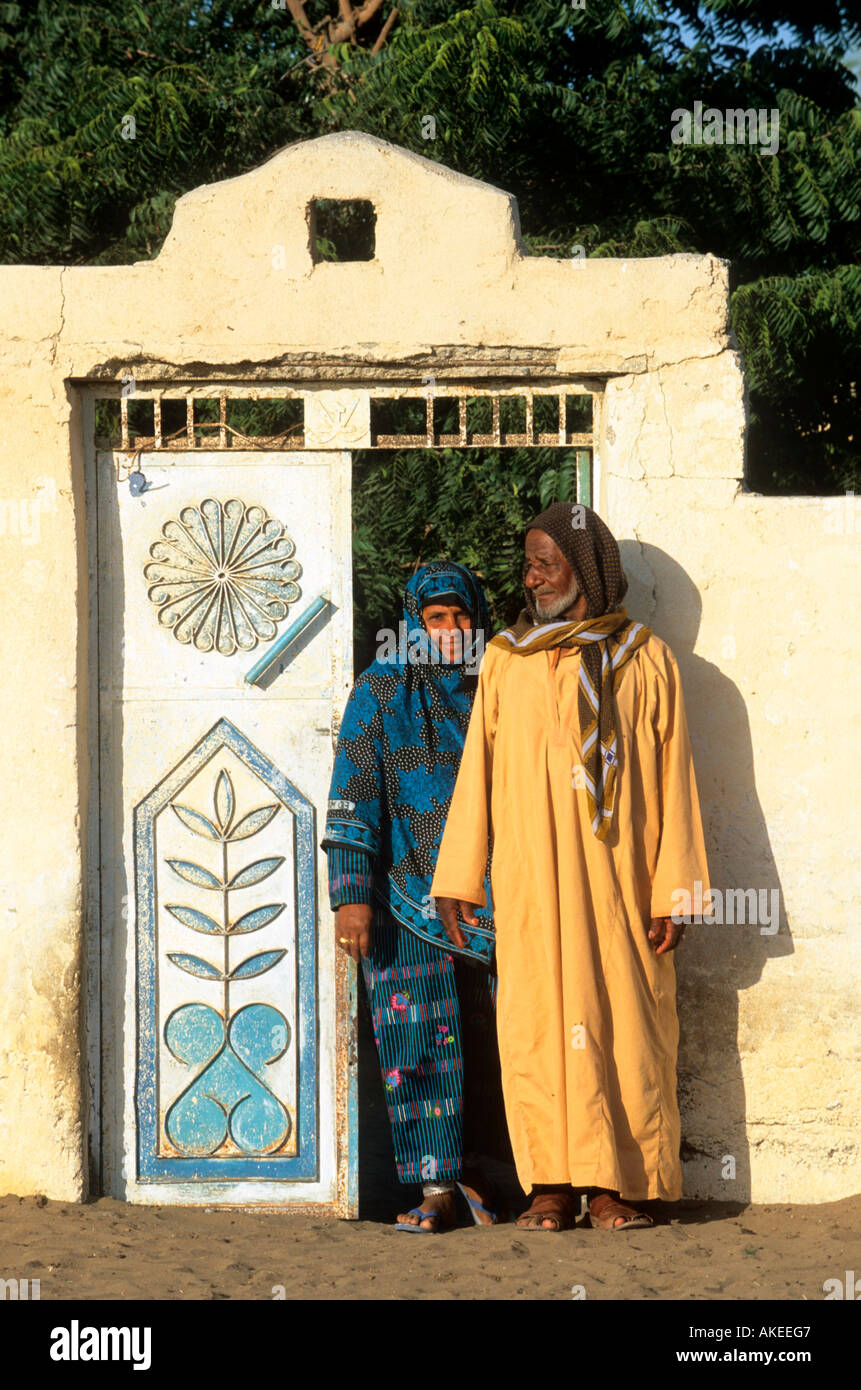 OM, Oman, Ras al-Sawadi, Mann und Frau vor Haustor Stock Photo