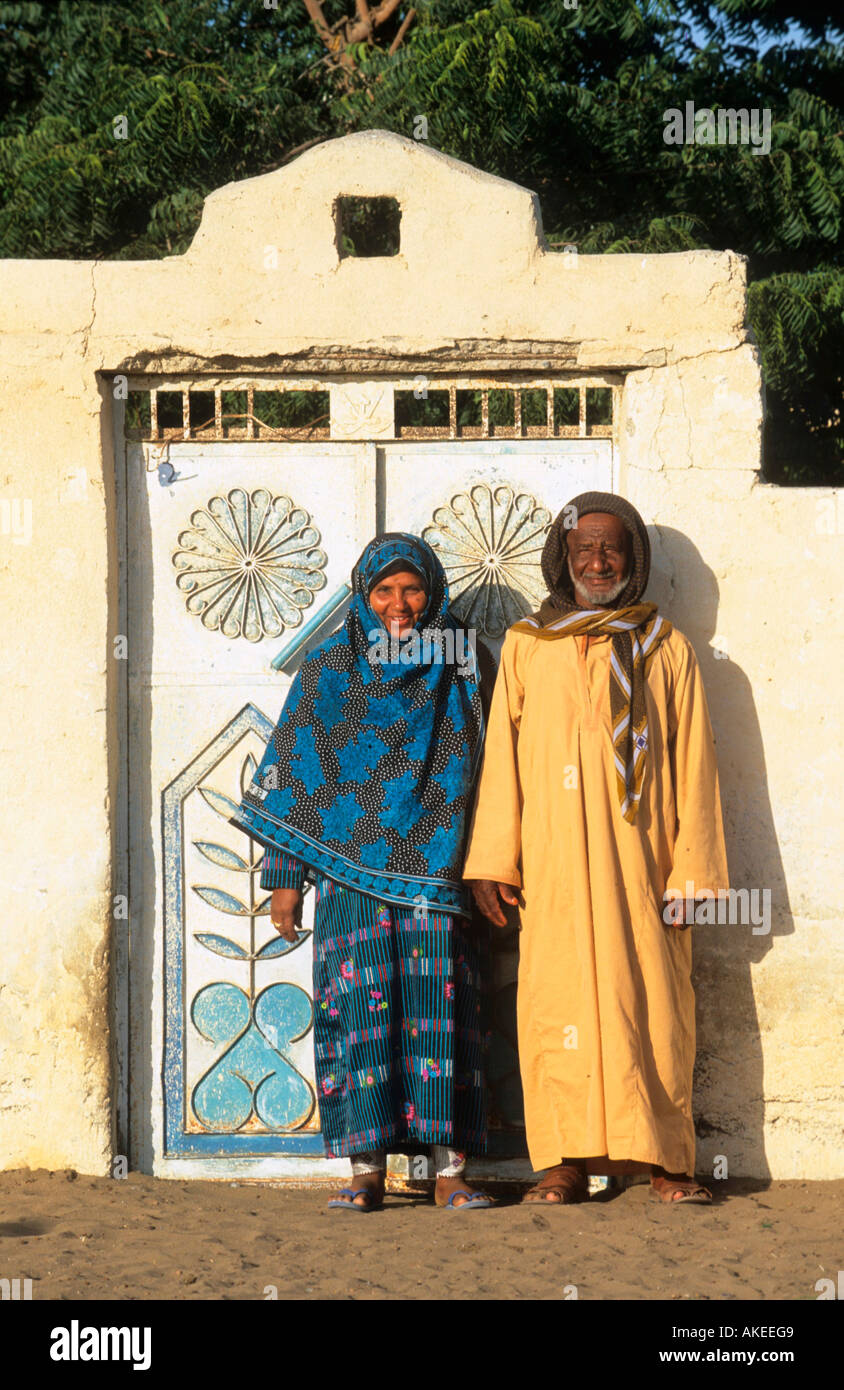 OM, Oman, Ras al-Sawadi, Mann und Frau vor Haustor Stock Photo