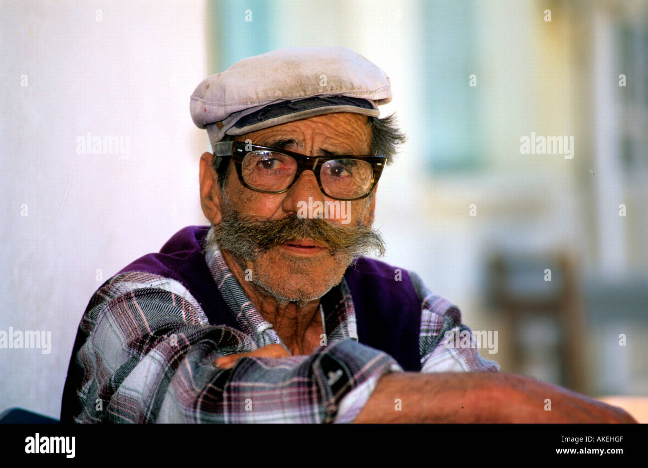 Griechenland, Ikaria, Karkinagri an der Südwestküste, Mann in Taverne Stock Photo