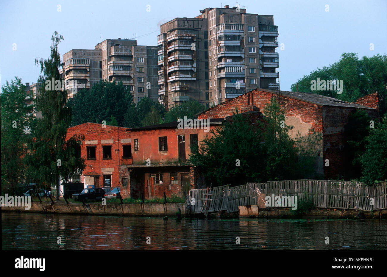 Russland Kaliningrad Konigsberg Plattenbauten Und Altes Haus