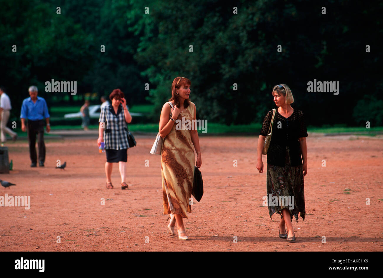 Russland, Kaliningrad (Königsberg), junge Frauen in Park am Steindamm (Leninskij prospekt) Stock Photo