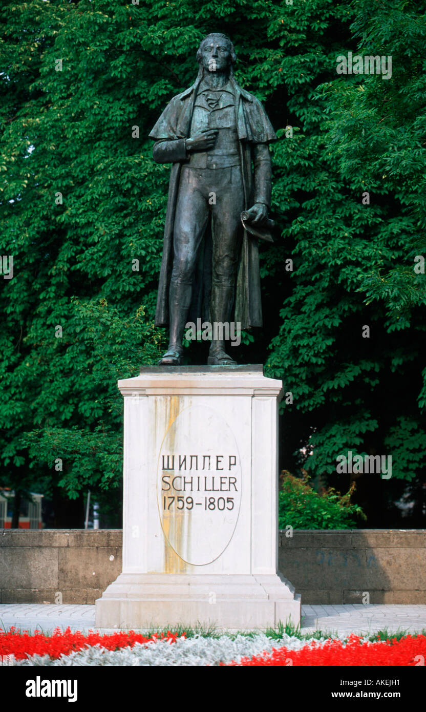 Russland, Kaliningrad (Königsberg), Schiller-Denkmal (1910 geschaffen von Stanislaus Cauer) im Park gegenüber dem Schauspielhaus Stock Photo