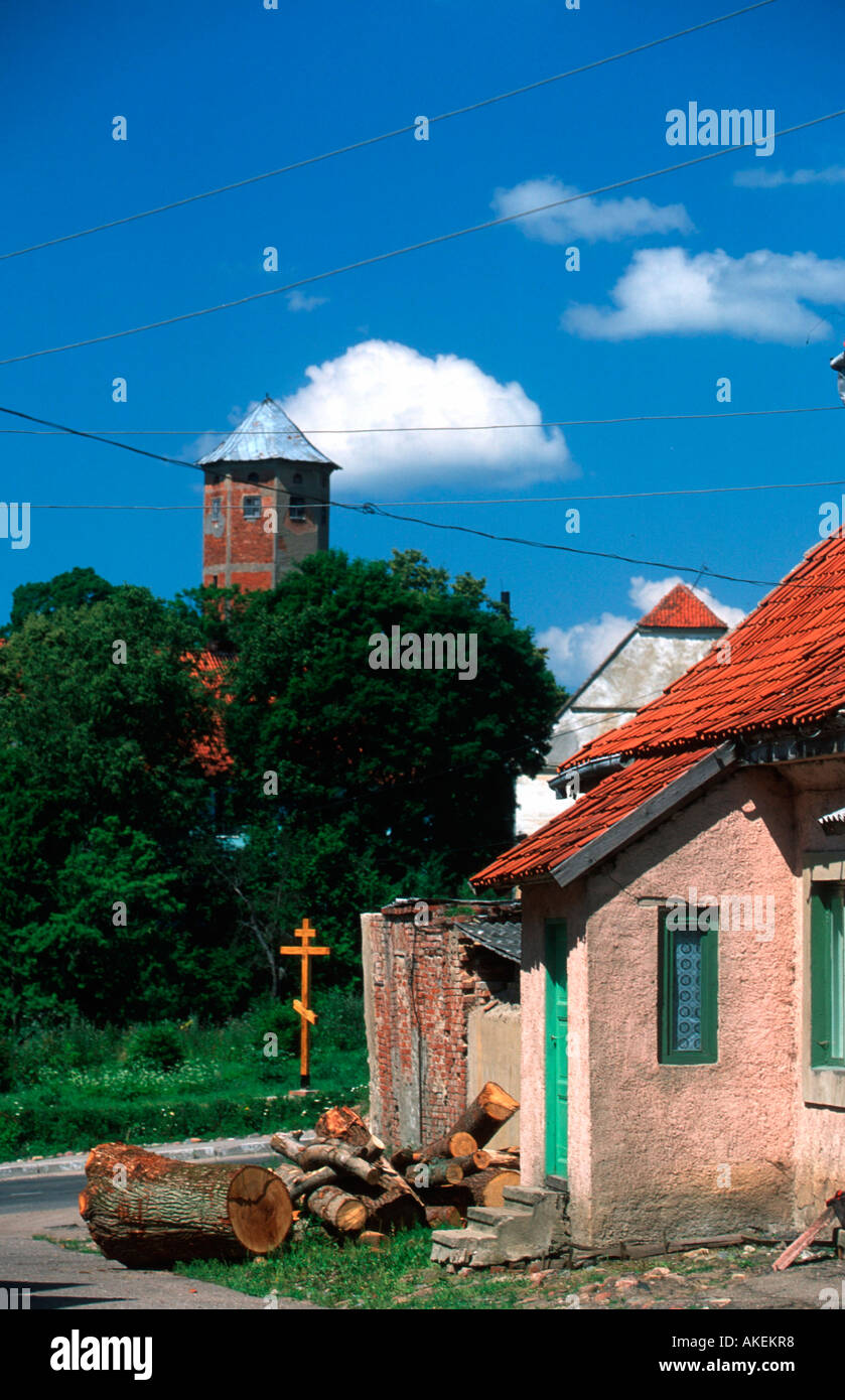 Russland, Kaliningrad (Königsberg), Zeleznodoroznyi (Gerdauen), Dorfstrasse mit Pfarrkirche aus dem 15. Jhd. im Hintergrund Stock Photo