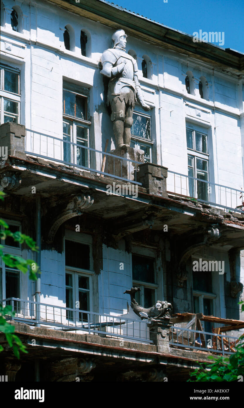 Enklave KaliningrHaus mit Ritterfigur unter der Dachtraufe in der Hauptstrasse, der einstigen Hohe Strasse (uliza Pobedy) Nr. 41 Stock Photo