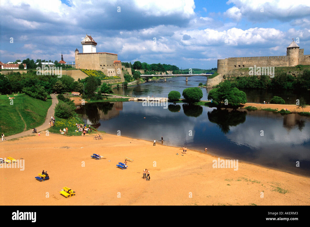 Estland, Narva (Narwa), Hermannsfeste und Brücke über den Grenzfluss Stock Photo: 8559490 - Alamy