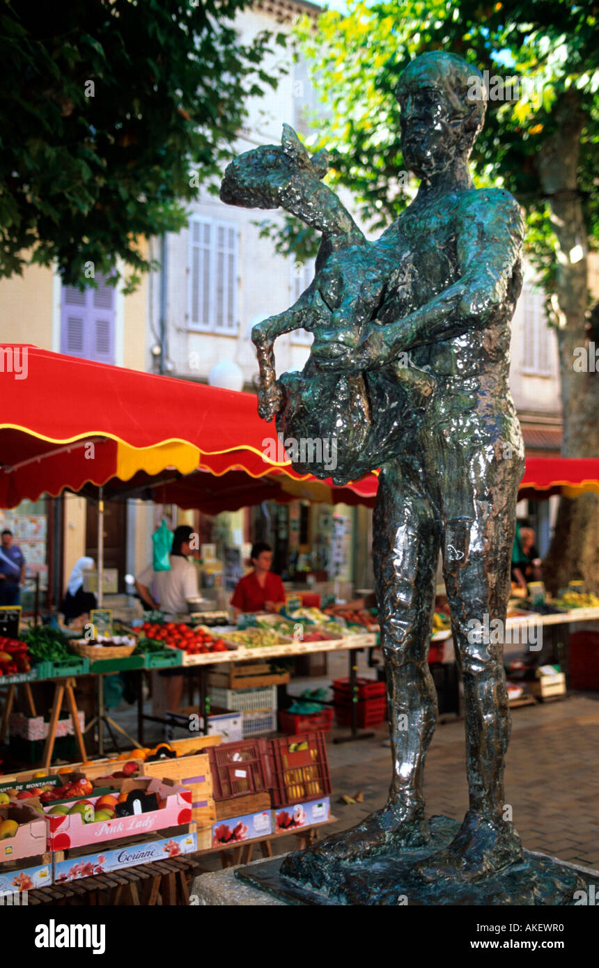 Frankreich, Cote d Azur, Vallauris, Skulptur 'Mann mit Schaf' von Pablo Picasso auf der Place Isnard, Markt Stock Photo