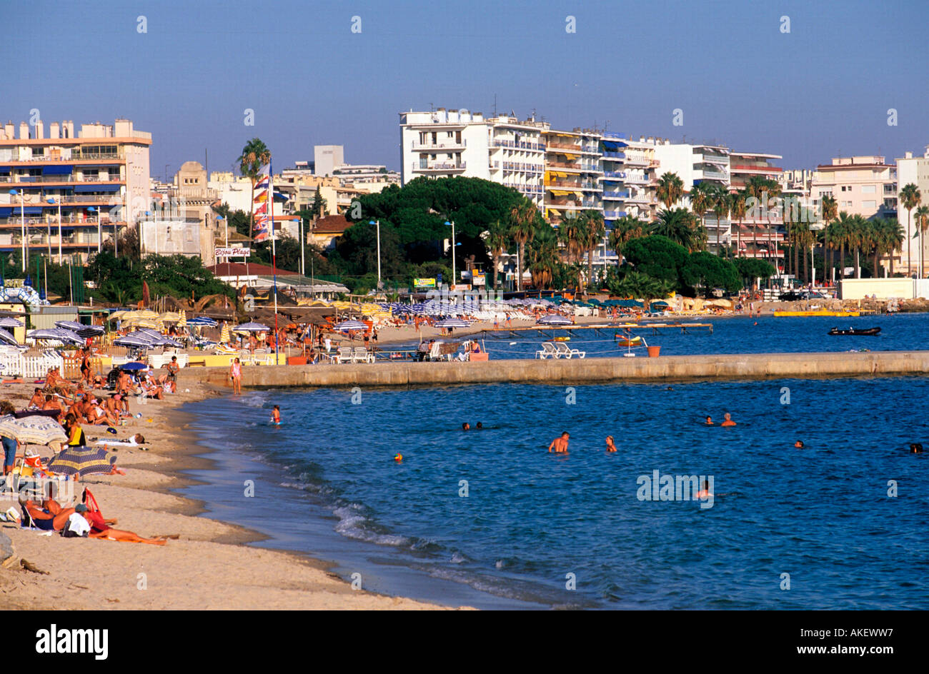 Frankreich, Cote d Azur, Strand von Juan-les-Pins bei Antibes Stock Photo -  Alamy