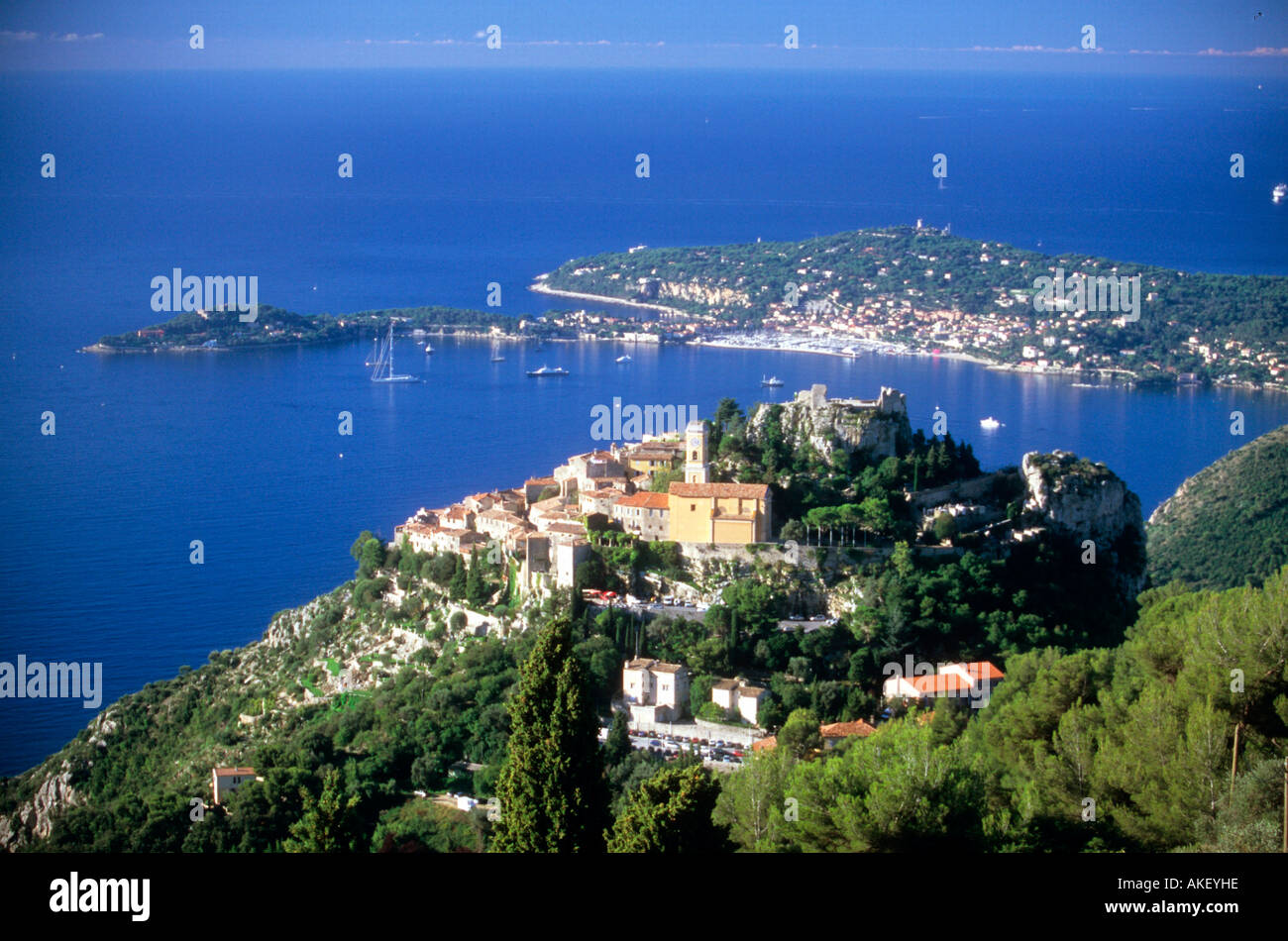 Frankreich, Cote d Azur, Blick über das Bergdorf Eze auf das Cap Ferrat Stock Photo