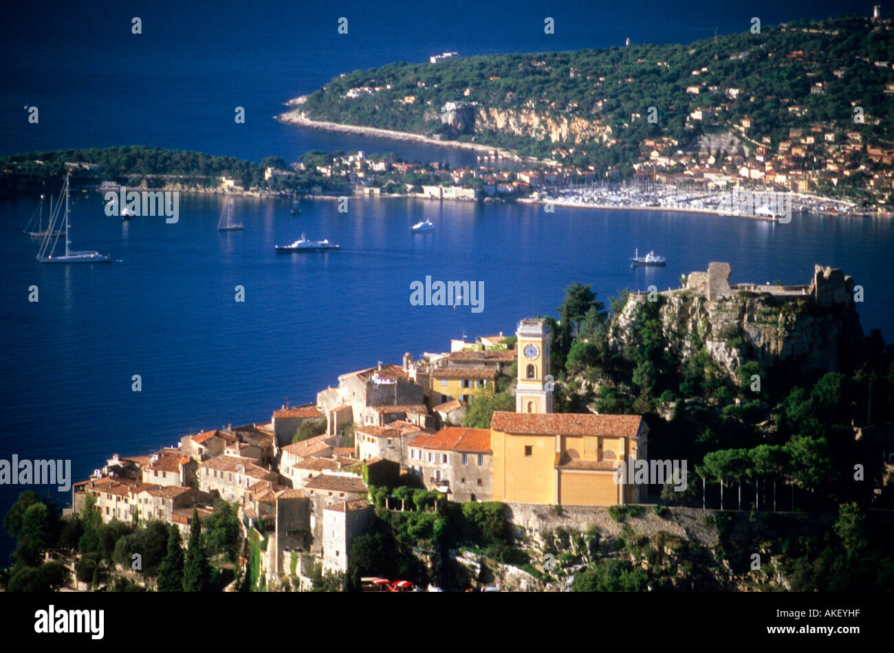 Frankreich, Cote d Azur, Blick über das Bergdorf Eze auf das Cap Ferrat Stock Photo