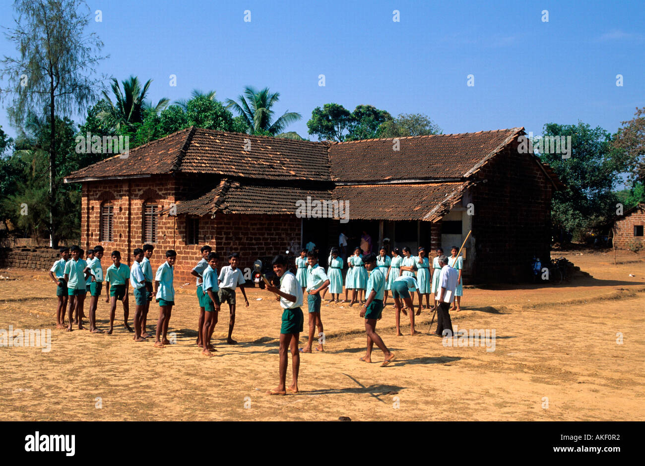 Indien, Goa, District Pernem, Kinder vor Schule in Dorf Stock Photo