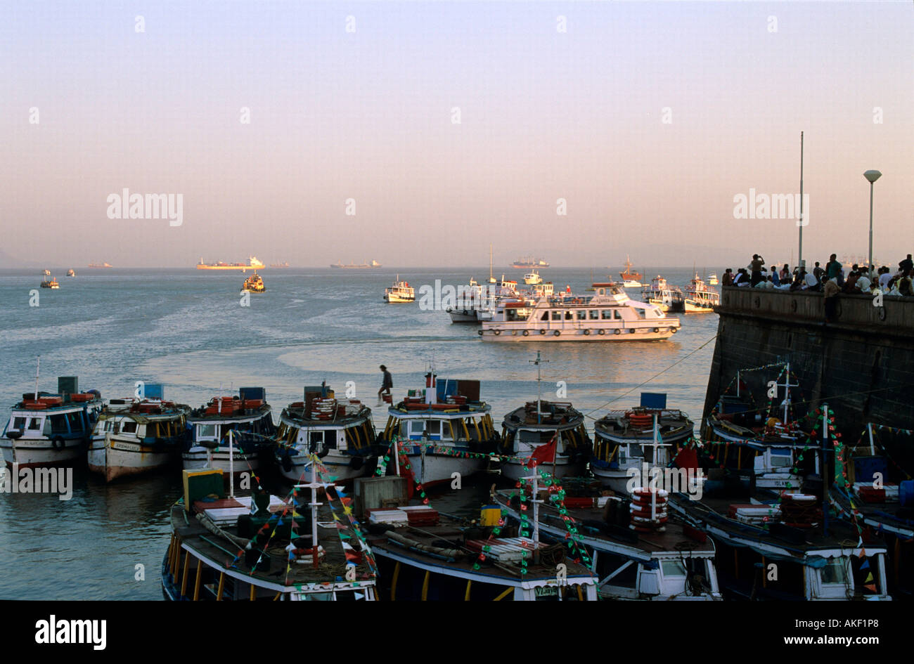 Indien, Mumbai, am Gateway of India, Boote, die Touristen durch den Hafen zur Insel Elephanta und zurück bringen. Stock Photo