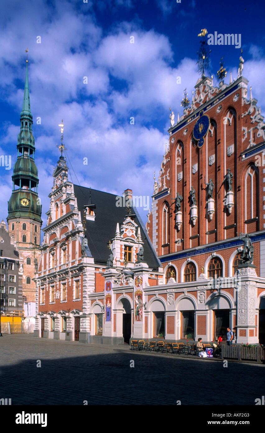 Lettland, Riga, Alter Rathausplatz, Schwarzhäupterhaus aus dem 15. Jhd, zerstört im  2. Weltkrieg, wieder neu aufgebaut. Dahinte Stock Photo