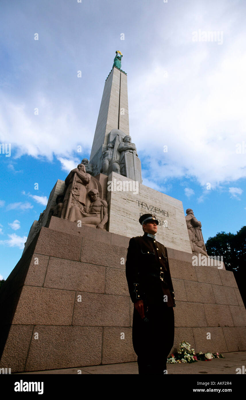 Lettland, Riga, Ehrenwache vor dem Freiheitsdenkmal Stock Photo
