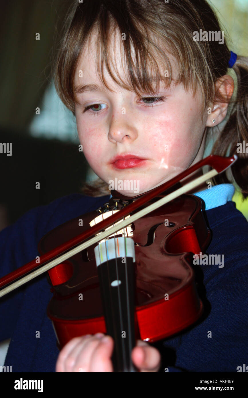 Young girl playing violin Stock Photo - Alamy