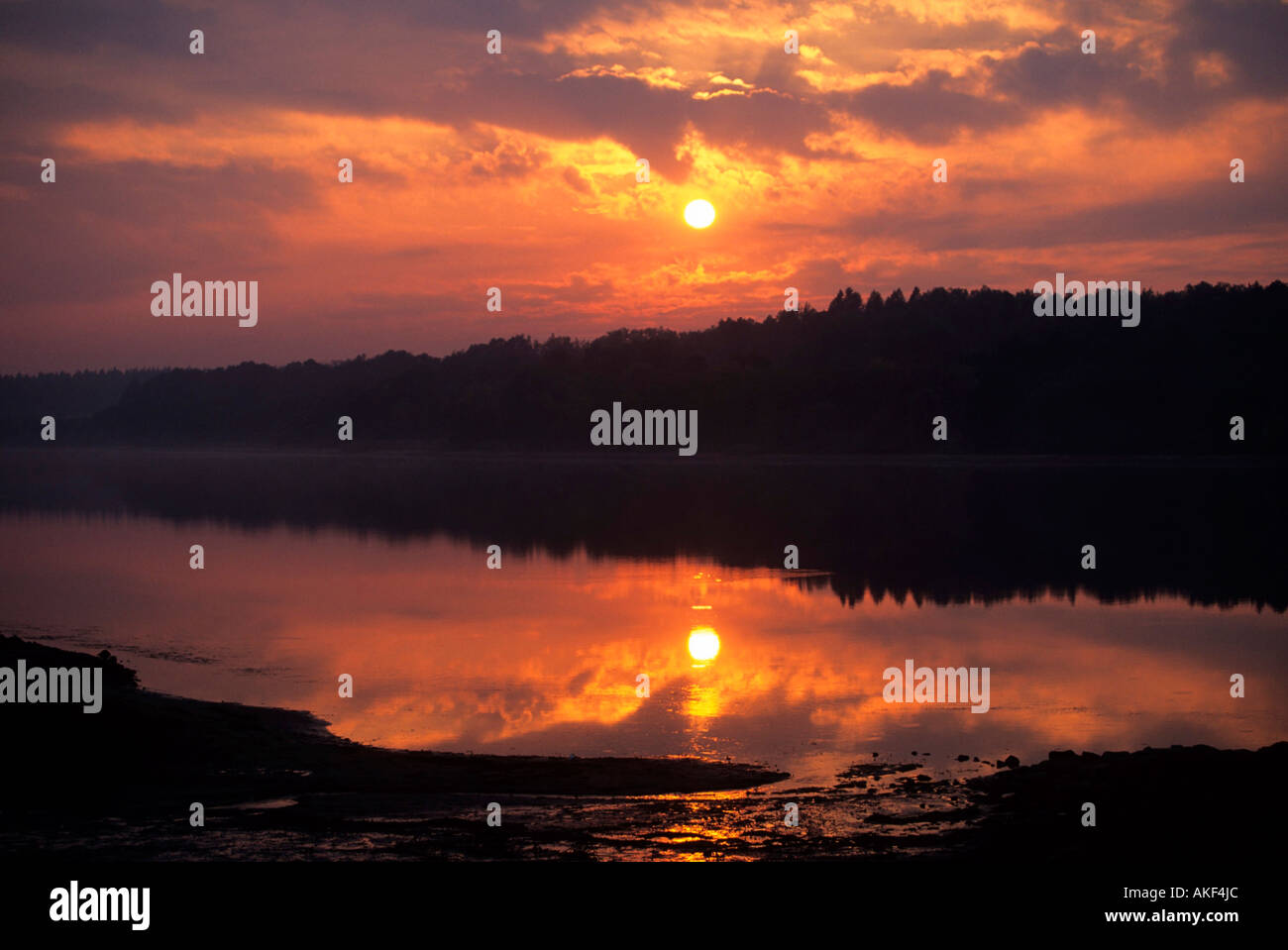 Lettland, Provinz Zemgale, Jaunjelgava, Sonnenuntergang über dem Fluss Daugava Stock Photo