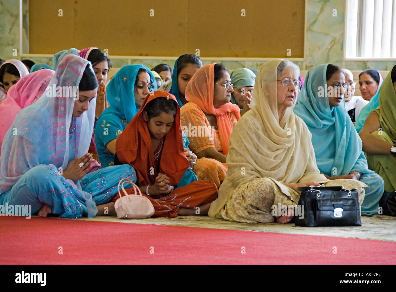 Sikh women taking part in prayers in a Sikh temple Stock Photo - Alamy