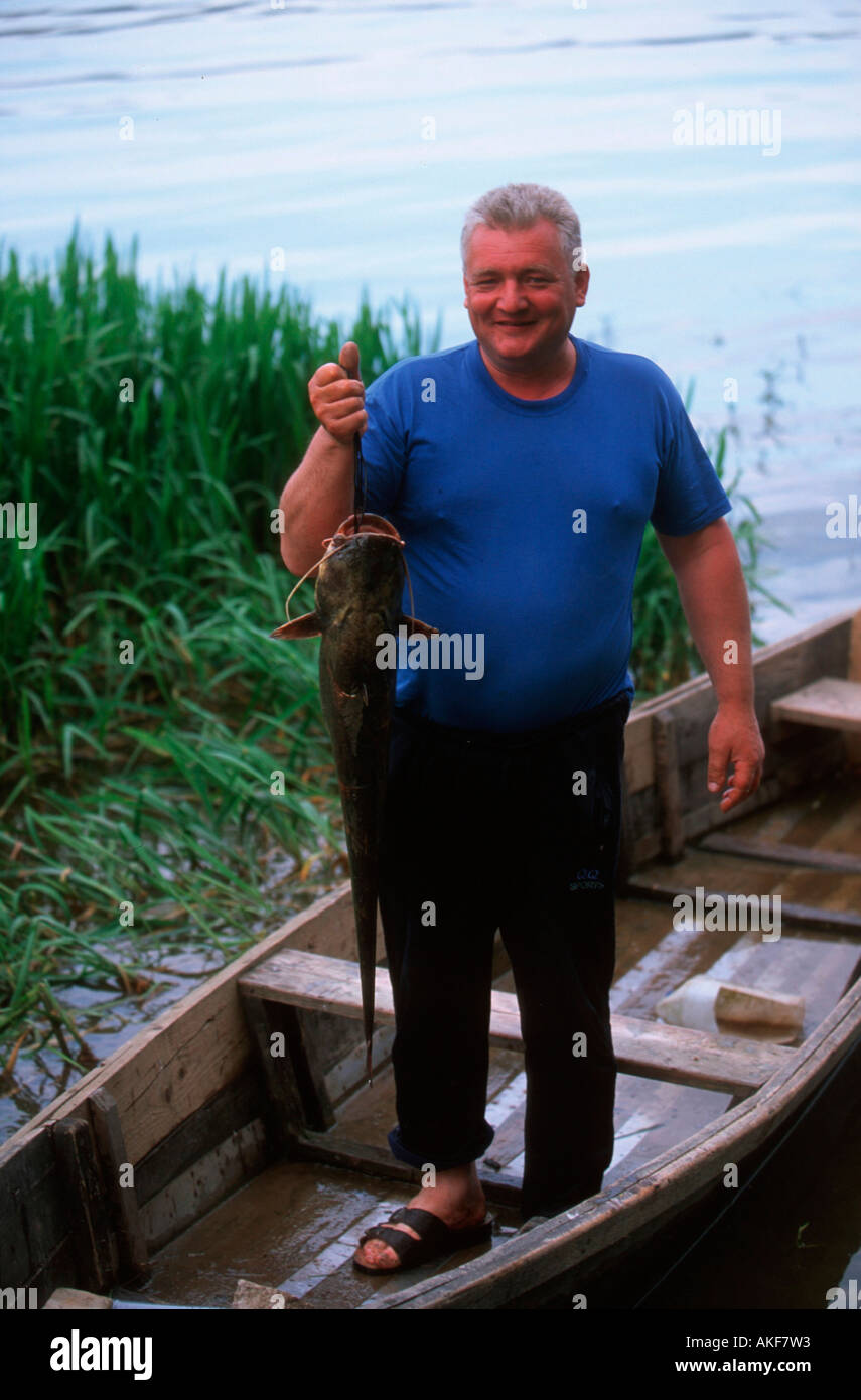 Osteuropa, Litauen, Bristonas, Angler mit Fisch Stock Photo - Alamy