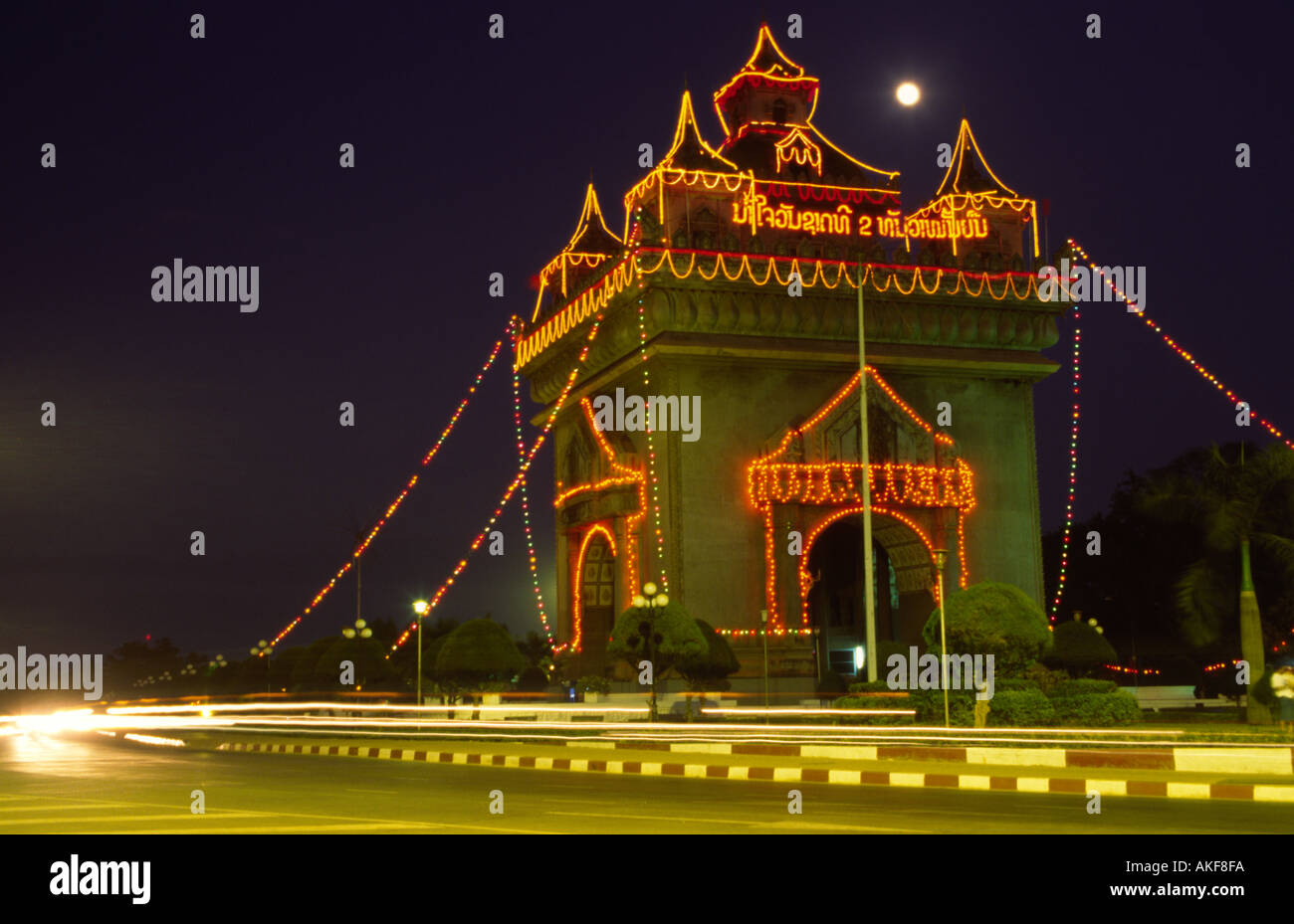 laos-vientiane-patuxai-triumphal-arch-at-night-stock-photo-alamy