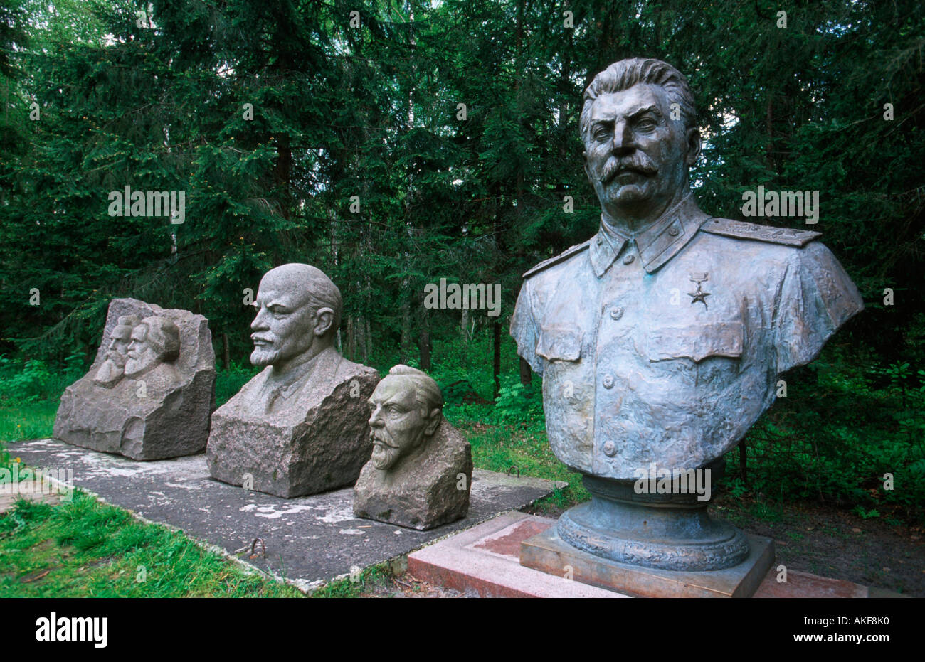 Lithuania, Druskininkai, Grutas-Park, Busts of Stalin and Lenin Stock Photo