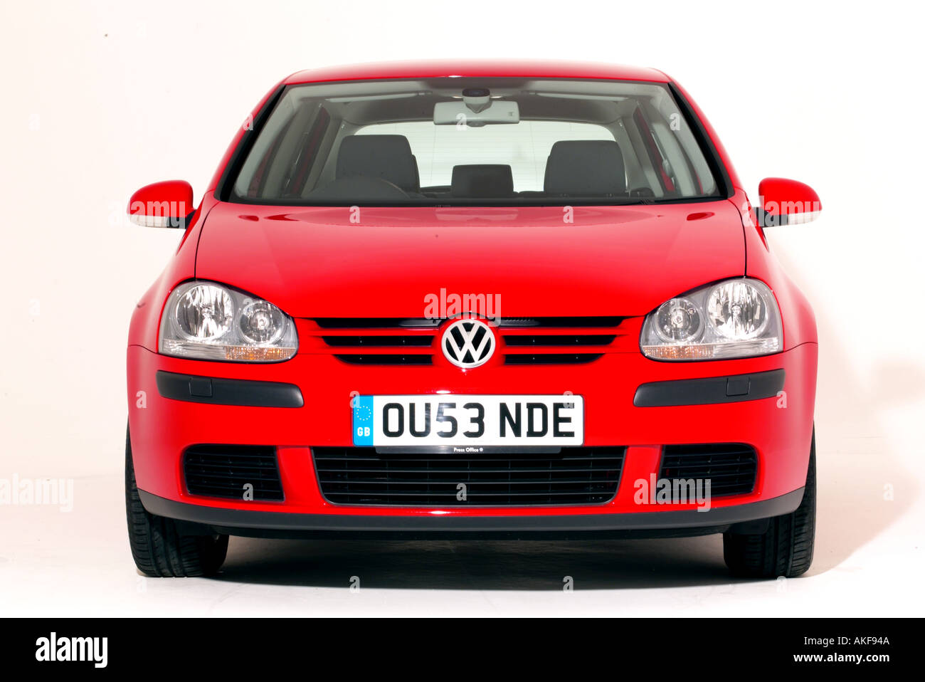 red 2004 vw golf mk5 tdi 1 9 in studio Stock Photo - Alamy