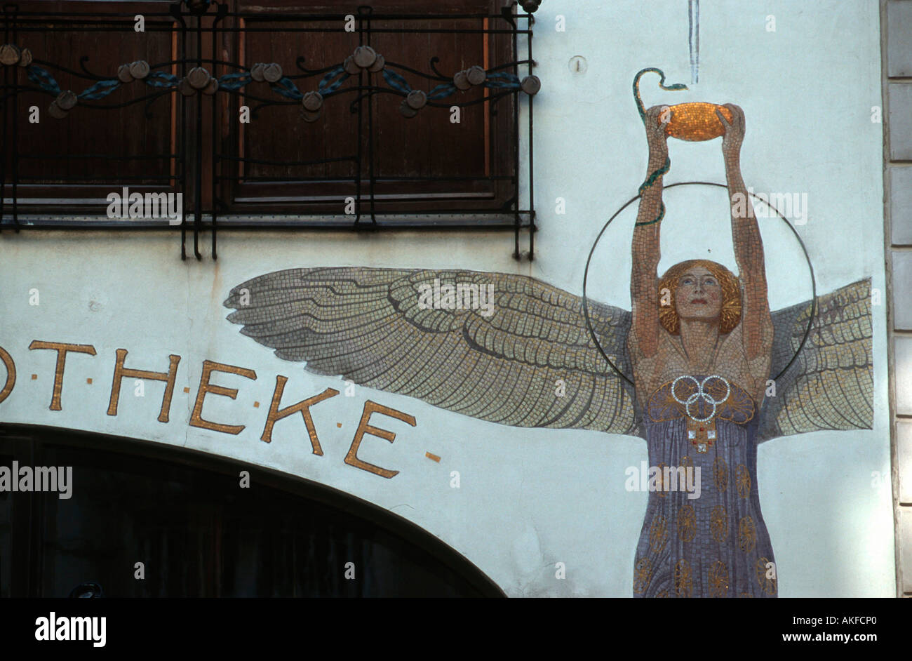 Wien I, die Apotheke zum weißen Engel in der Bognergasse 9, ist ein bedeutendes Bauwerk des Wiener Jugendstils von Oskar Laske. Stock Photo