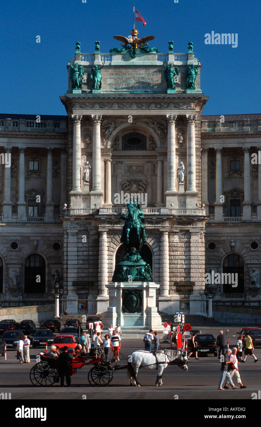 Wien 1, Die Neue Burg, der Südostflügel der Wiener Hofburg, davor Reiterstandbild von Prinz Eugen von Anton Dominik Fernkorn Stock Photo