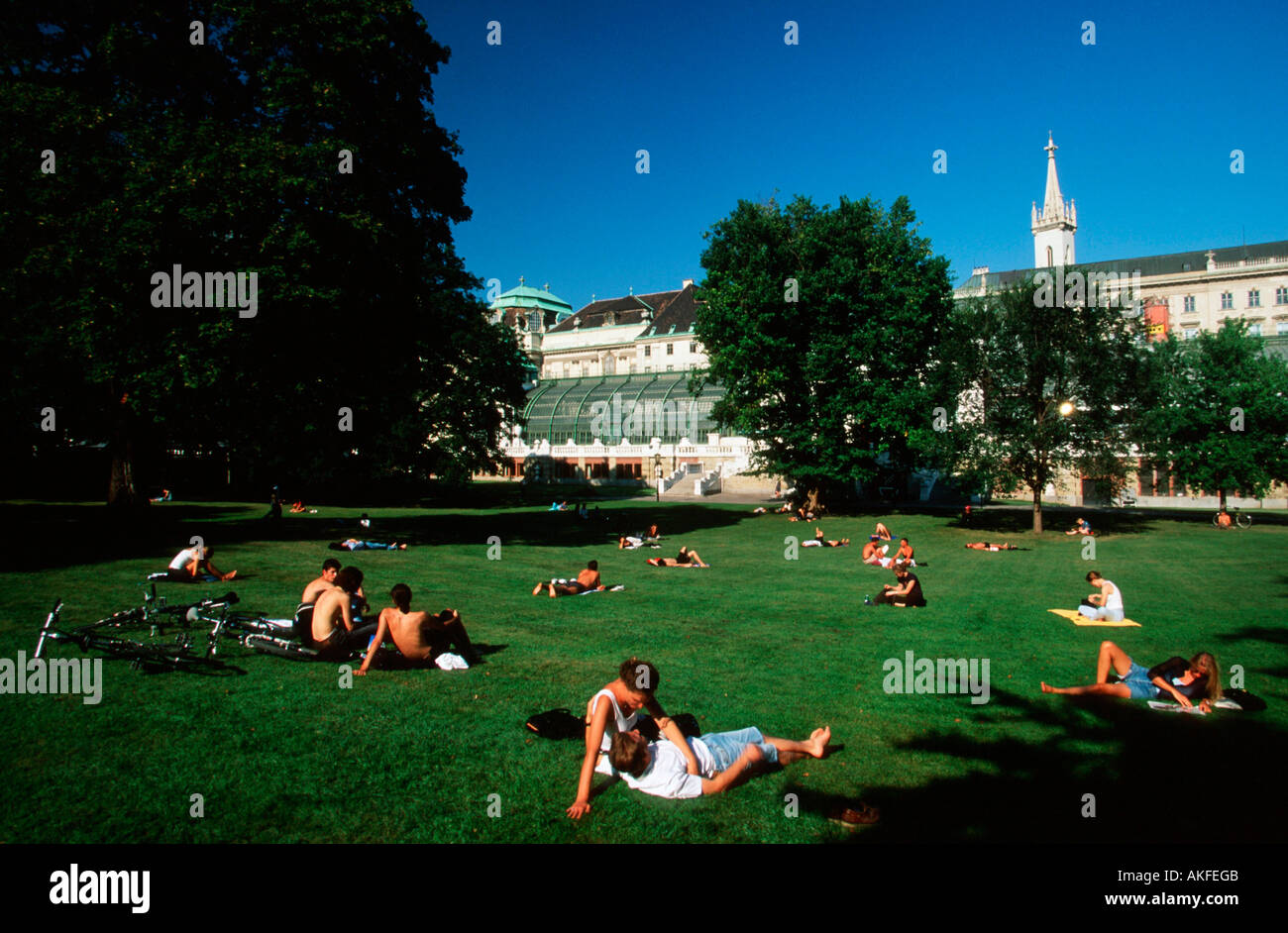 Wien 1, Burggarten, Österreich, Wien I, Blick über die Wiese vom Burggarten auf das Palmenhaus Stock Photo