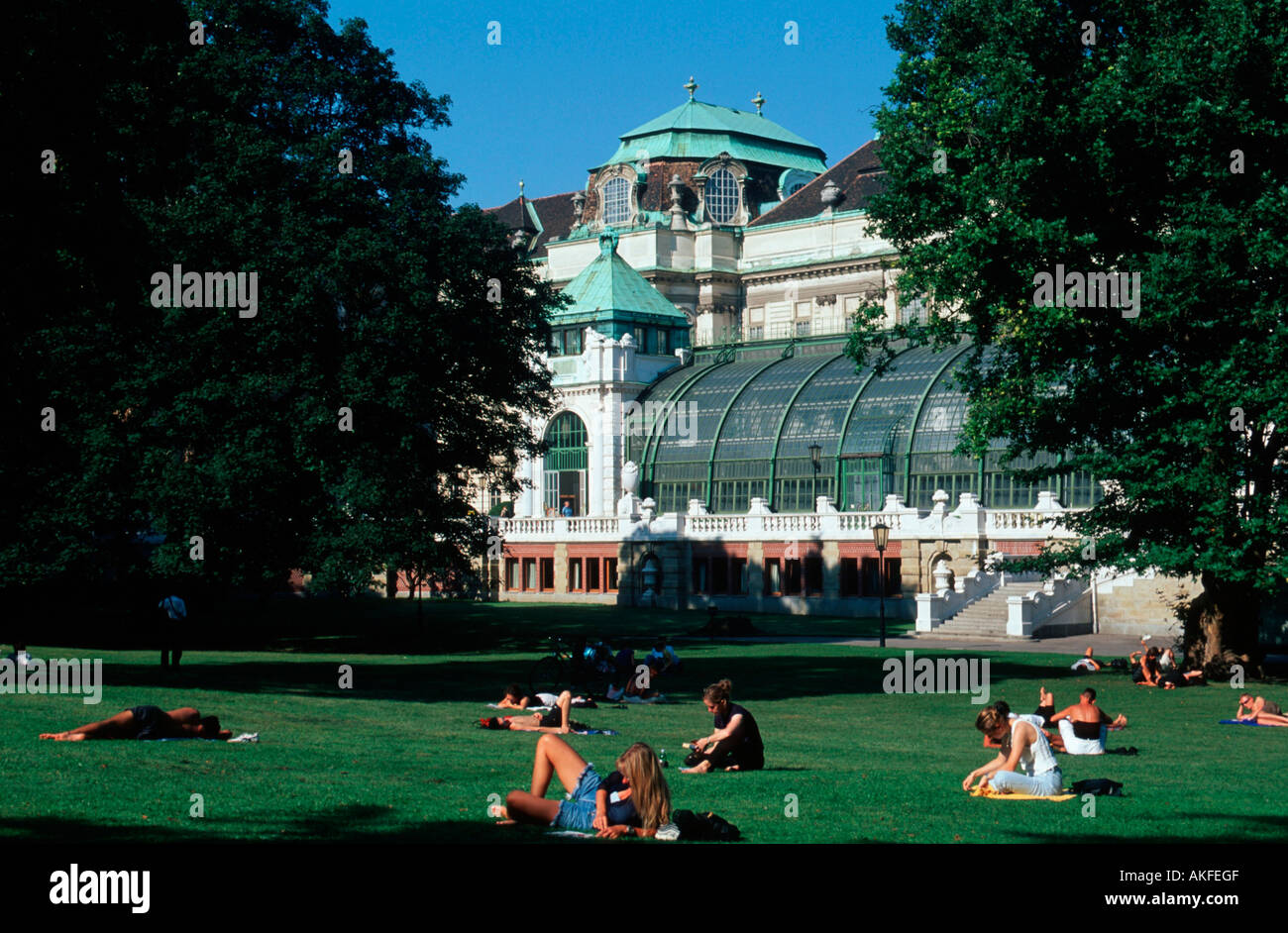 Wien 1, Burggarten, Österreich, Wien I, Blick über die Wiese vom Burggarten auf das Palmenhaus Stock Photo