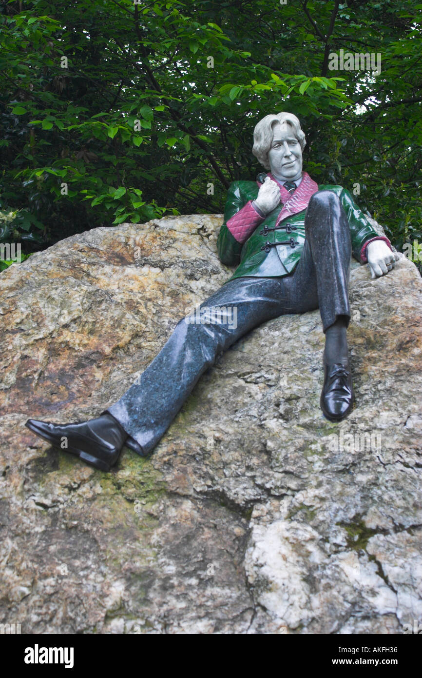 Oscar Wilde statue in Ryan Park Merrion Square Dublin Stock Photo Alamy