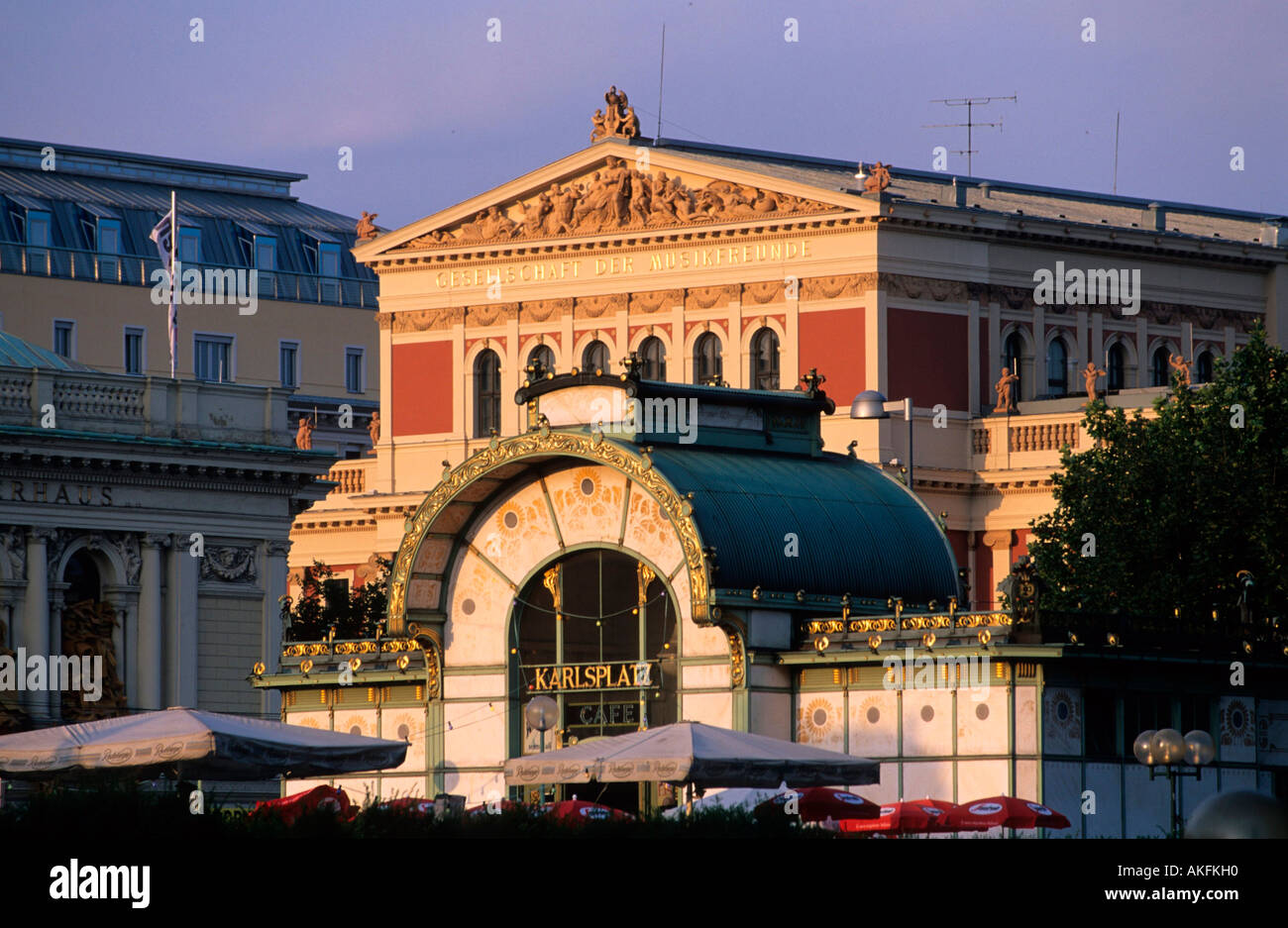 U-Bahn-Pavillion von Otto Wagner am Karlsplatz, dahinter das 1867-69 von dem Dänen Theophil Hansen im Stil der hellenistischen R Stock Photo