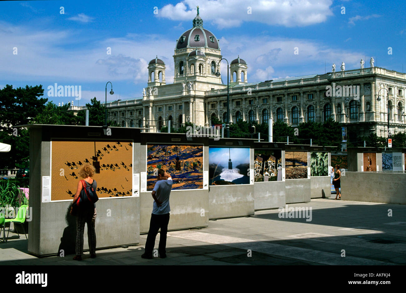 Fotoaustellung vor dem Museumsquartier, dahinter der Monumentalbau des Naturhistorischen Museums Stock Photo