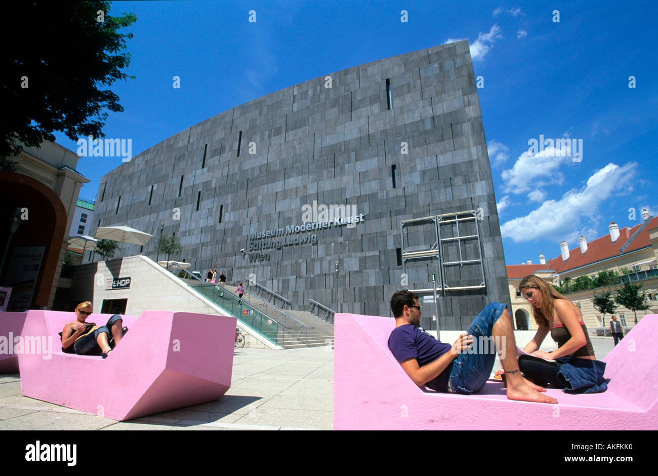 Museumsquartier, Sitz und Liegemöbel im Innenhof, dahinter Museum für
