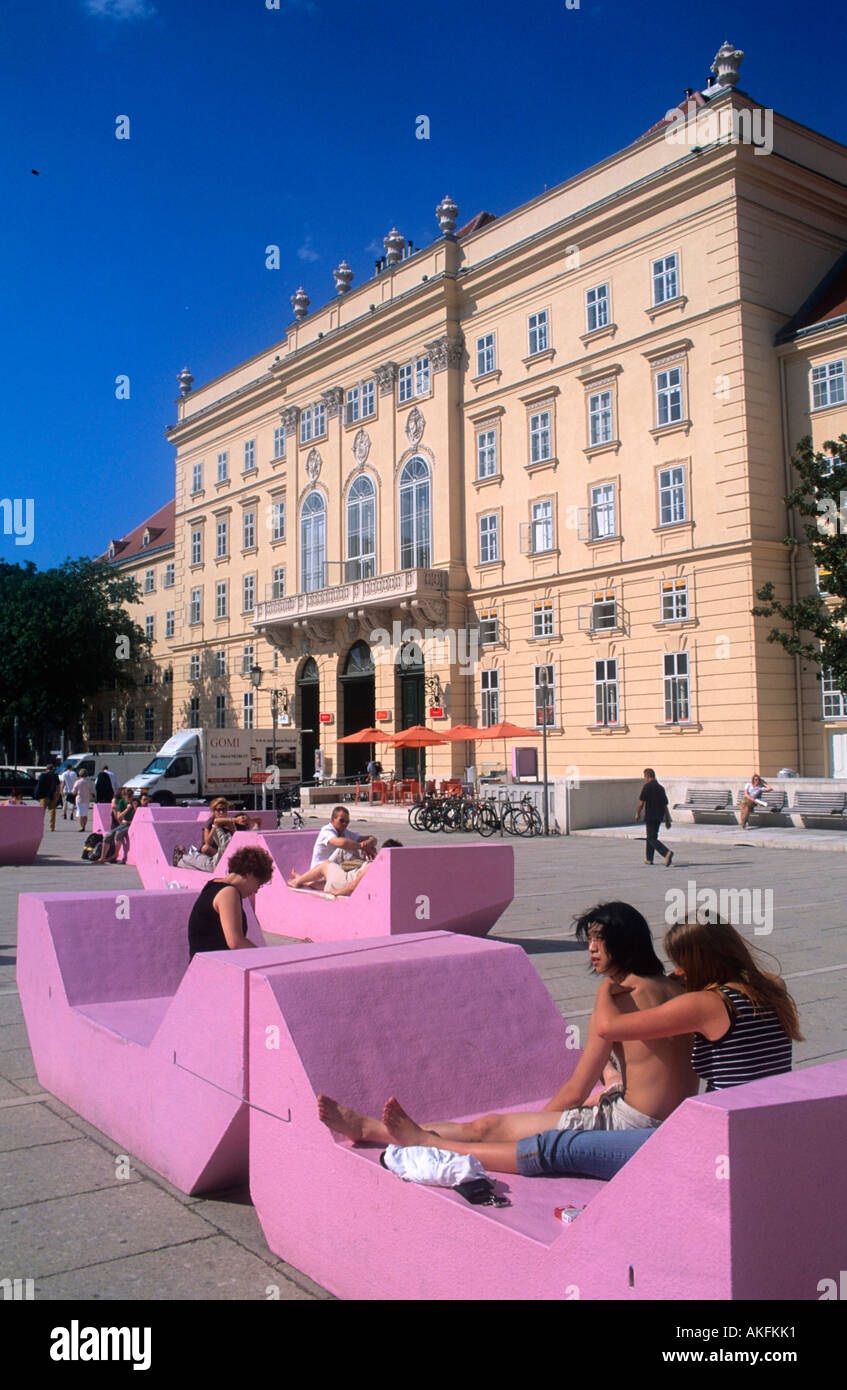 Museumsquartier, Sitz und Liegemöbel im Innenhof, dahinter das