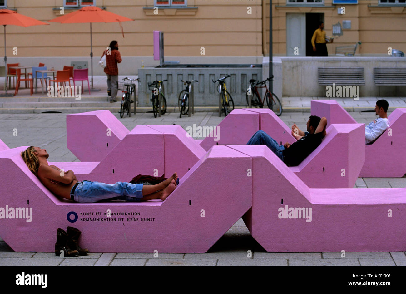 Museumsquartier, Sitz und Liegemöbel im Innenhof Stock Photo Alamy