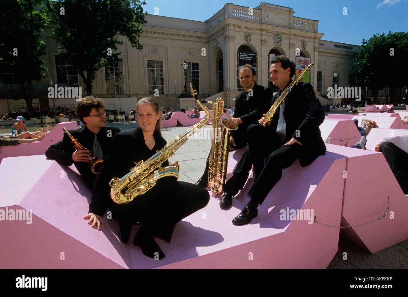 Museumsquartier, Sitz und Liegemöbel im Innenhof Stock Photo Alamy