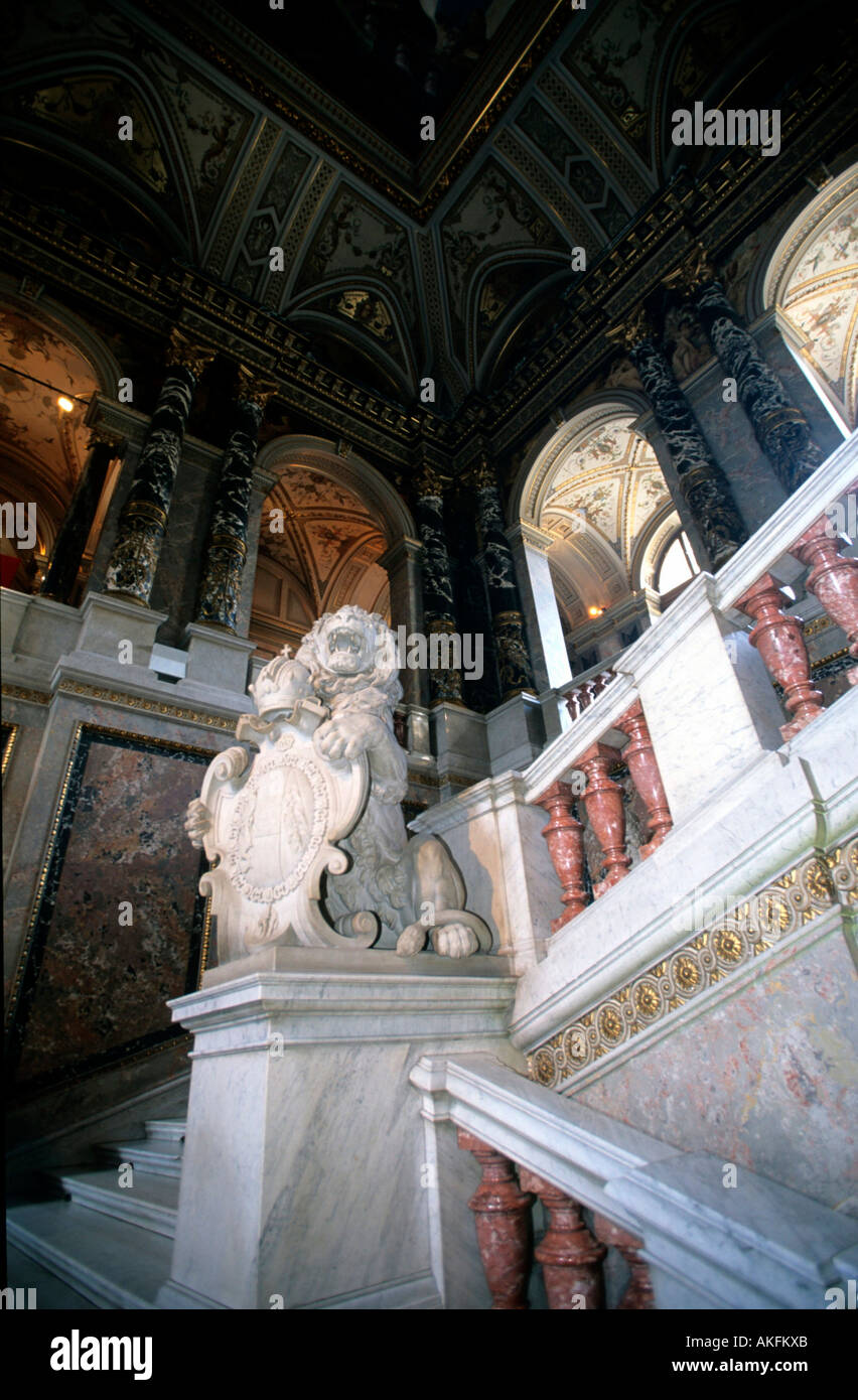 Österreich, Wien I, Kunsthistorisches Museum, Löwe mit Habsburger-Wappen an der Prunkstiege Stock Photo