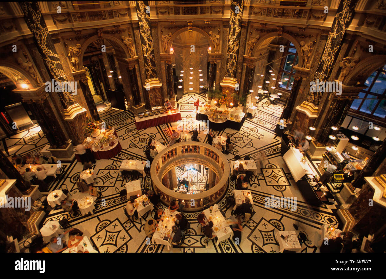 Österreich, Wien I, Kunsthistorisches Museum, Abendessen unter der Hauptkuppel Stock Photo