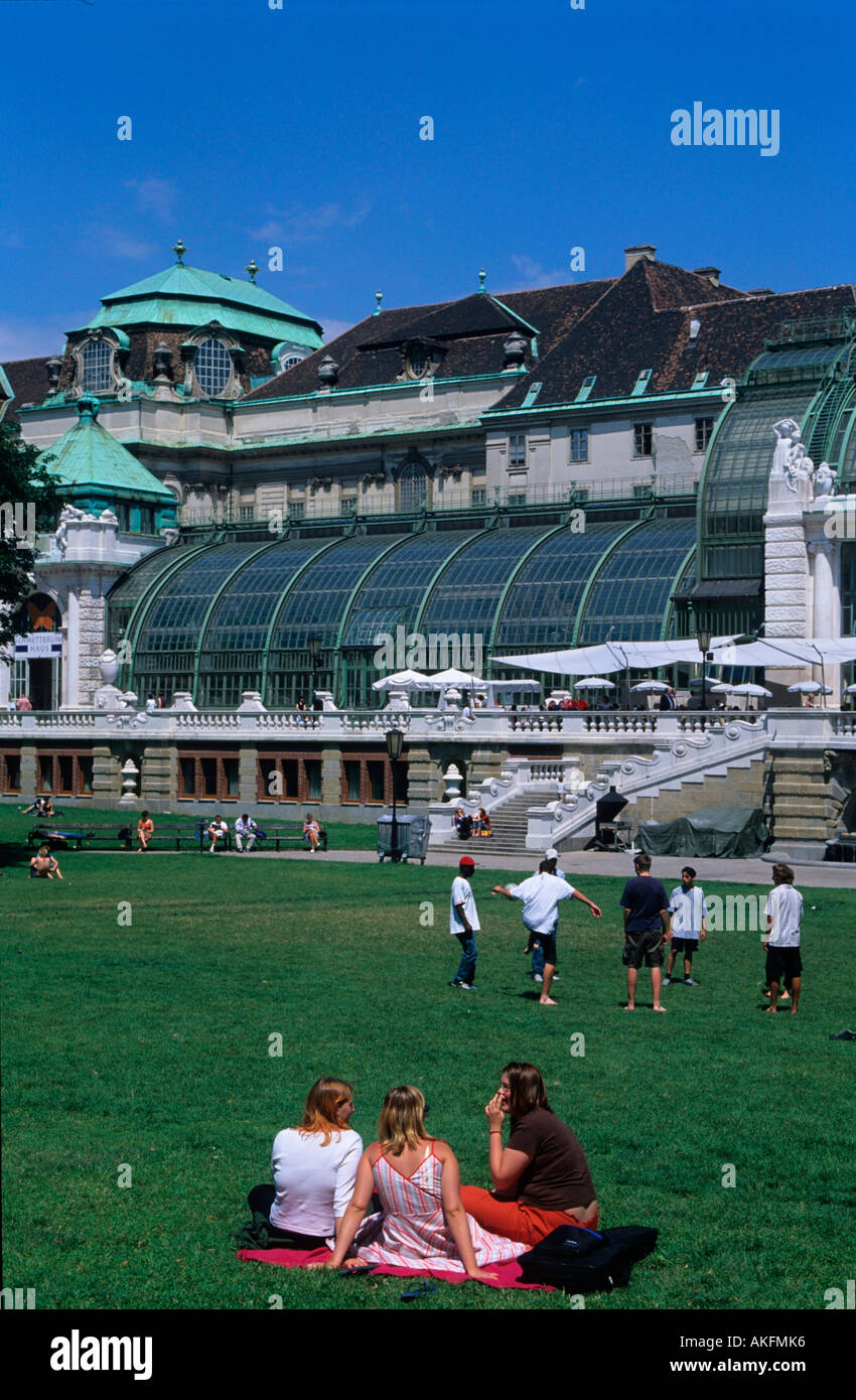 Österreich, Wien 1, Blick über die Wiese vom Burggarten auf das Palmenhaus Stock Photo