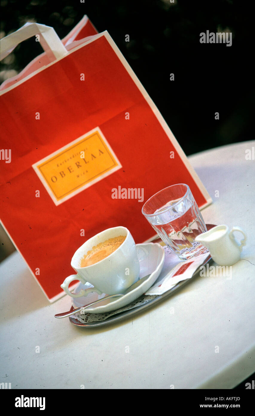 Österreich, Wien I, Neuer Markt, Kurkonditorei Oberlaa, Wiener Cafe wird mit einem Glas Wasser serviert. Stock Photo